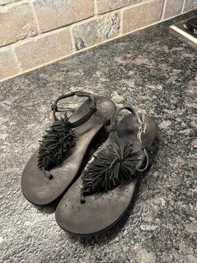 Vionic women's black fringe thongs with ankle strap size 5?